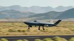 墜落から72日で量産契約：米空軍が無人随伴機FQ-42AとFQ-44Aに賭ける1,000機構想