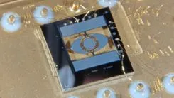 レーザーの向きとピントを1枚の鏡で制御　小型顕微鏡やARへの応用に期待