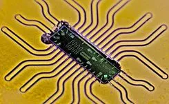 EeroQ、液体ヘリウムを用いたスケーラブルな量子ビットを開発：「絶対零度の呪縛」から解放へ