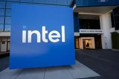AMD、Intelファウンドリでの半導体製造を協議か──半導体業界を揺るがす「宿敵の握手」は実現するのか？