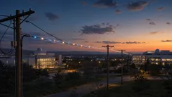 電線に光の波が流れる夜景