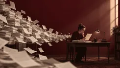 部屋で書類を読む女性、周囲に大量の紙が舞う