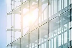 塗るだけで窓が「太陽電池」に？新たなコーティング素材で透明性も損なわず発電が可能に