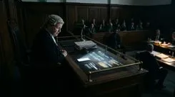 裁判官がスマホを見ている