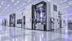 クリーンルームで稼働する半導体製造装置