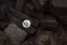 東大、電子ビームで低温・低圧下での石油からナノダイヤモンドの直接合成に成功