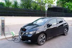 Microvast、革新的な全固体電池技術で単セル高電圧化を実現 – 期待を受け株価は一時45%上昇