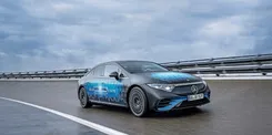 テストコースを走る「SOLID STATE」の文字が入ったメ