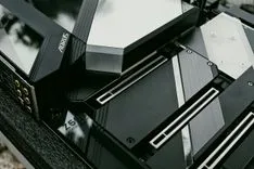 GIGABYTE製マザーボード240機種超に深刻な脆弱性、OS再インストールも無力化する脅威