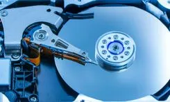 AIがストレージを飲み込む：HDD納期「2年待ち」の異常事態、データセンターはQLC SSDへ雪崩を打つ