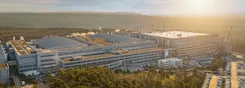 広大な工場と森、遠景