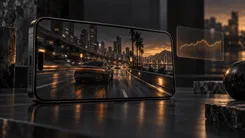 夜景の中を走る車が映し出されたスマートフォン。