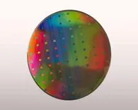 虹色の光沢を放つ半導体シリコンウェハの接写