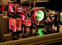 ローレンスリバモア国立研究所が次世代EUVリソグラフィの革新的レーザー技術を開発、半導体製造の電力効率を10倍に