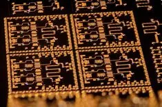 微細な回路パターンが並ぶ半導体チップの接写写真