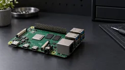 机の上に置かれたシングルボードコンピュータ「Raspberr