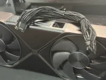 RTX 4090の悪夢再び？RTX 5090にケーブルが150度まで加熱し電源コネクタが融ける問題が発生：原因は不均一な電流配分か
