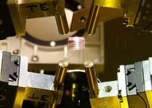 量子コンピュータの巨大光学系をチップに集積する革命、ドイツ「SmaraQ」が始動