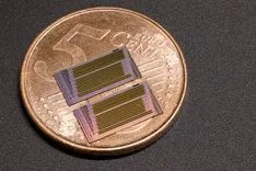 AI進化の壁を打ち破る「光マイクロチップ」：大量生産を可能にした新素材がデータセンターを救う