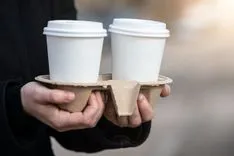 テイクアウト用コーヒーカップから数千個のマイクロプラスチック粒子が放出される