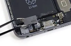 スマートフォン内部のTaptic Engineを取り外す様子