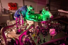 米国最強のレーザー「ZEUS」は世界総発電量の100倍を超える出力を達成した