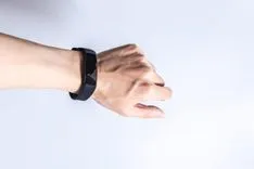 歩くだけでスマホが充電できる？日常の動きを電力に変える新素材、発電能力450%向上のブレークスルー達成