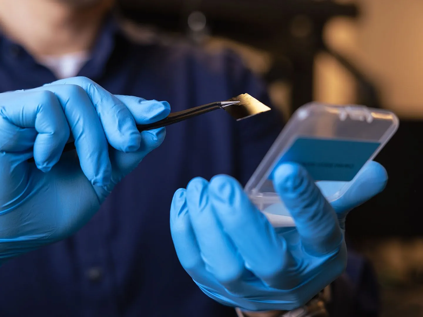 熱の“一方通行”が可能に：ヒューストン大学が解き明かした「完全な熱整流」が、スマホとEVの寿命を劇的に変える